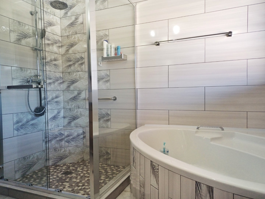 5 Bedroom Property for Sale in Fraaiuitsig Western Cape